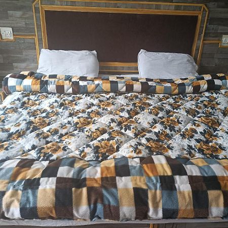 Hotel Pine Spring 다람샬라 외부 사진