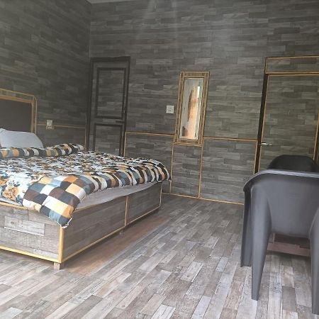 Hotel Pine Spring 다람샬라 외부 사진