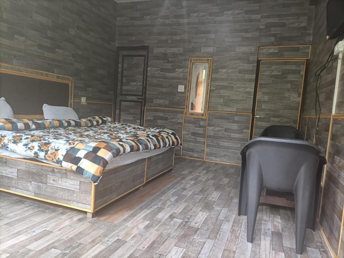 Hotel Pine Spring 다람샬라 외부 사진