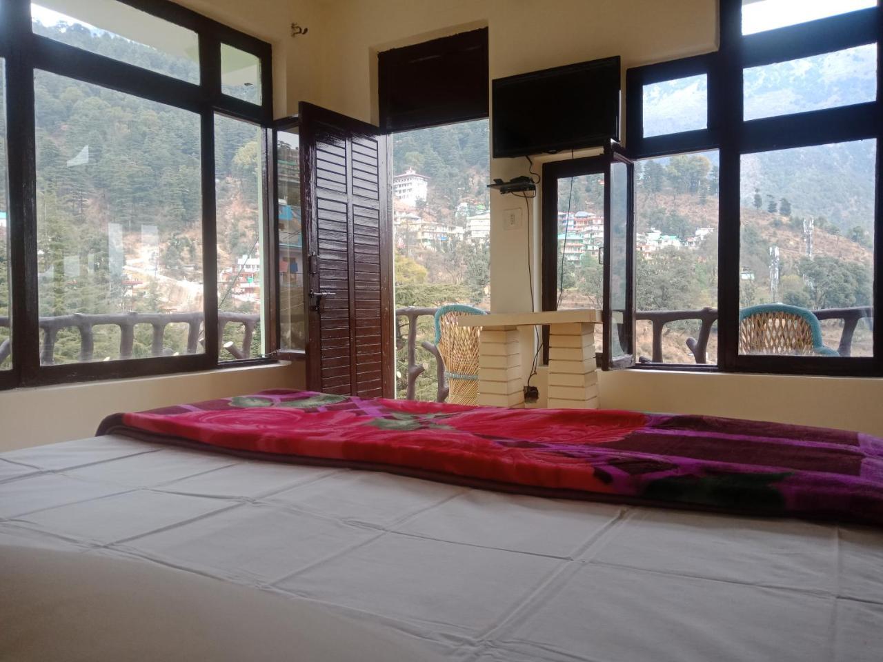 Hotel Pine Spring 다람샬라 외부 사진