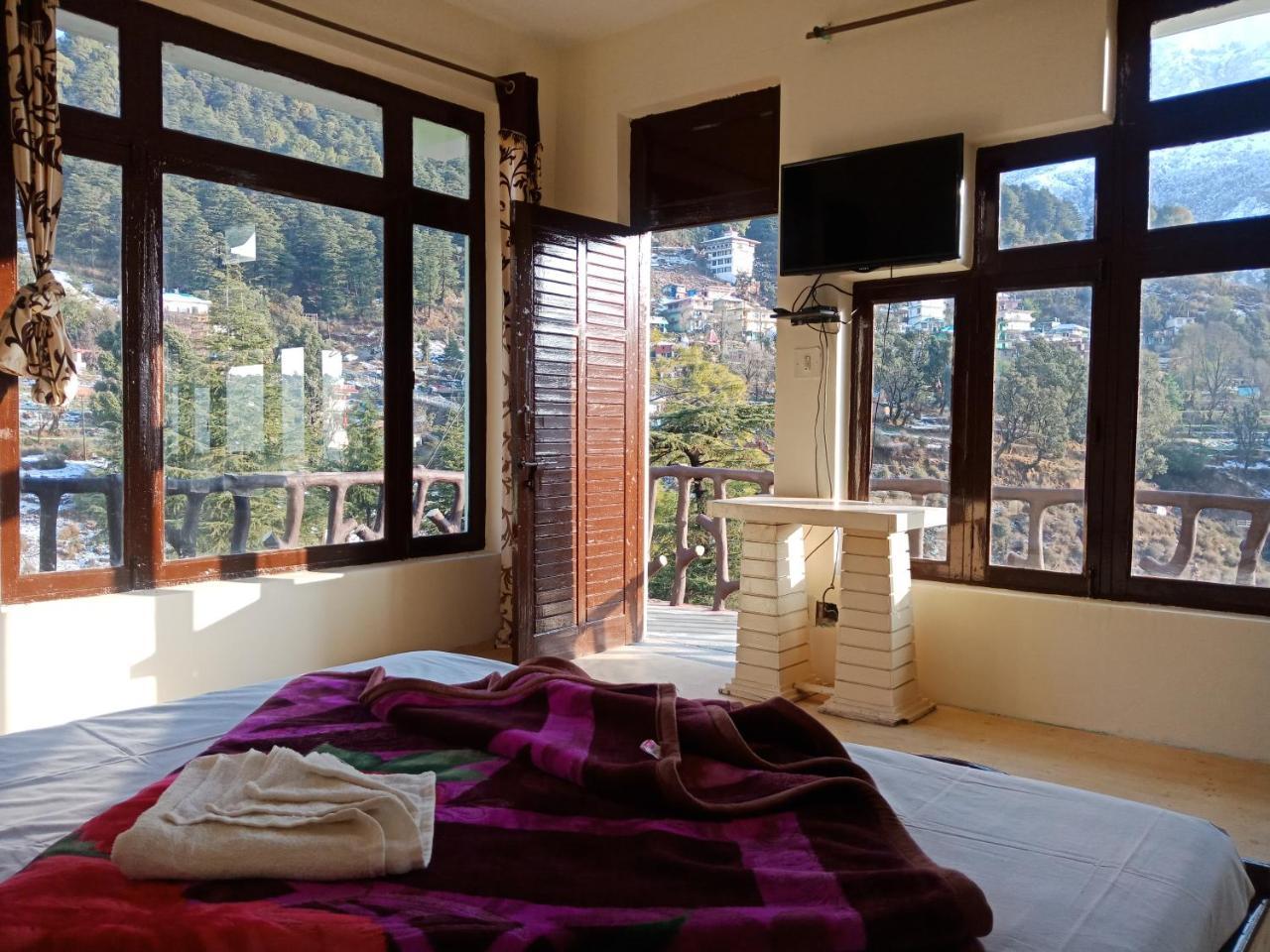 Hotel Pine Spring 다람샬라 외부 사진