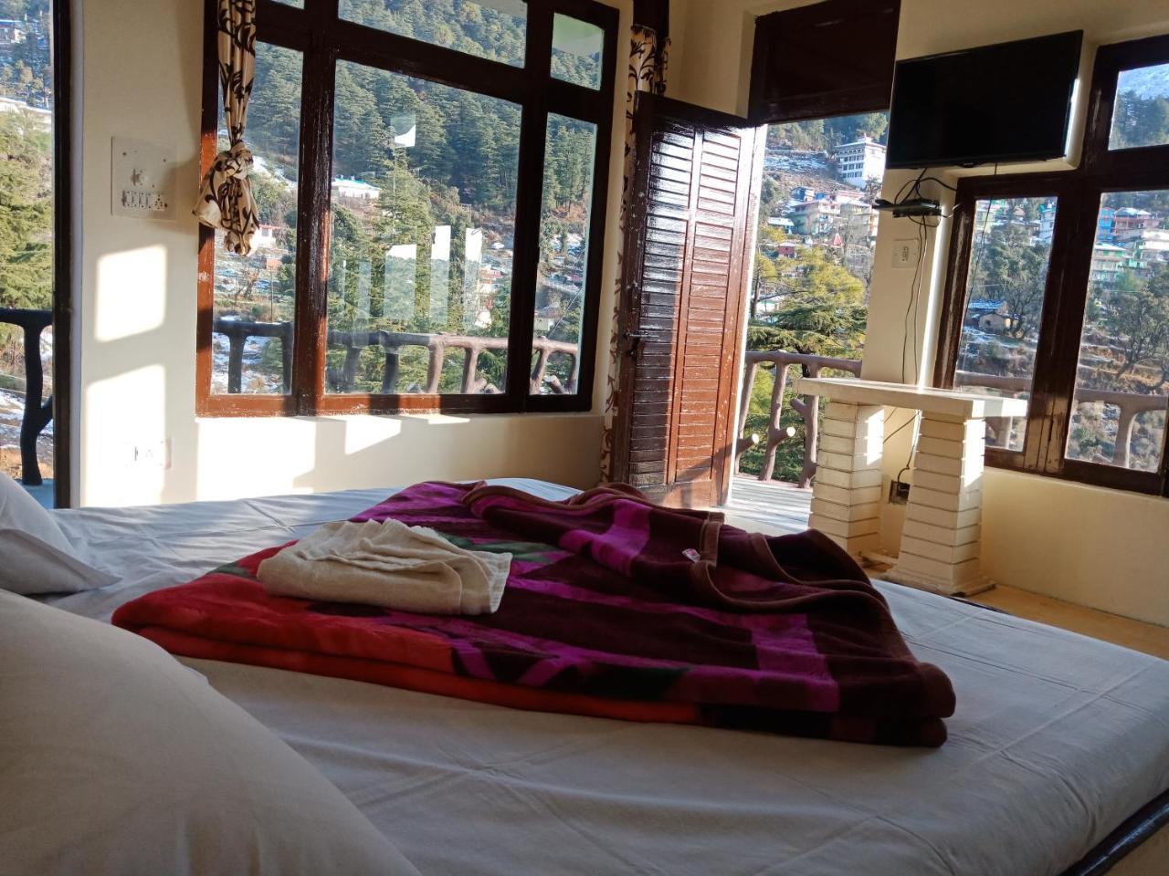 Hotel Pine Spring 다람샬라 외부 사진