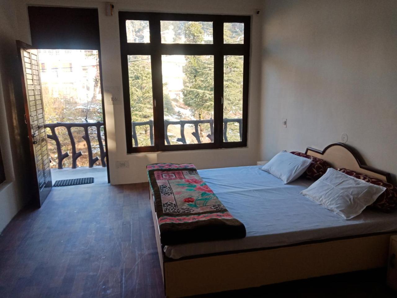 Hotel Pine Spring 다람샬라 외부 사진