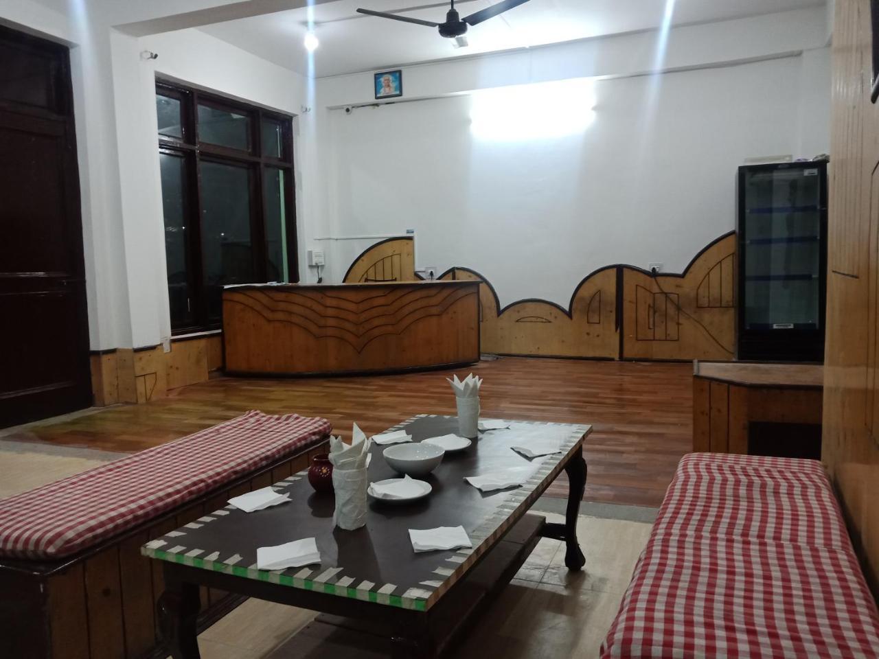 Hotel Pine Spring 다람샬라 외부 사진