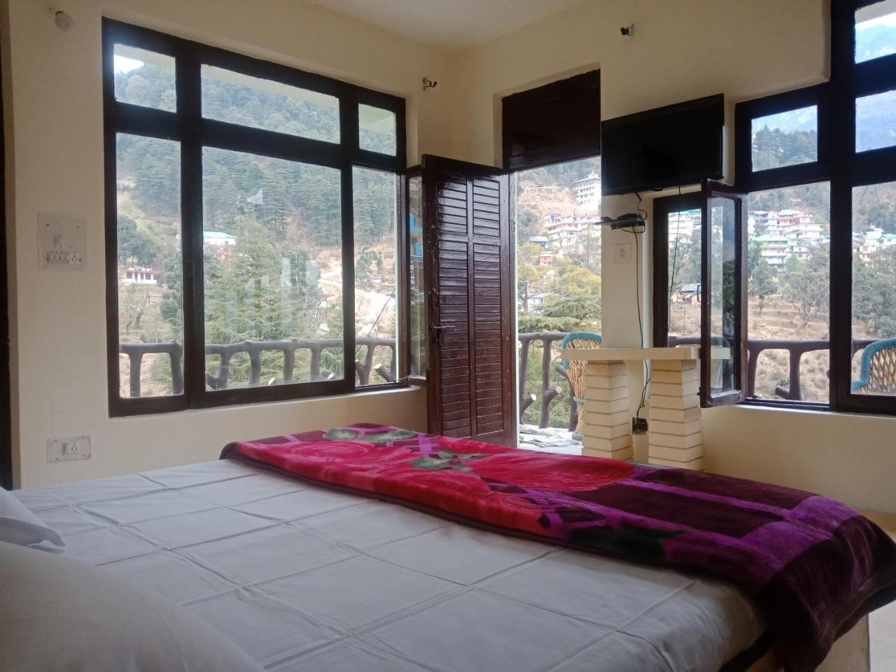 Hotel Pine Spring 다람샬라 외부 사진