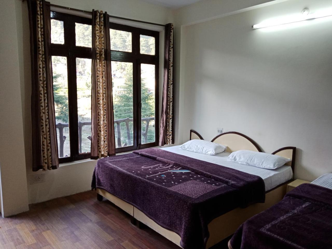 Hotel Pine Spring 다람샬라 외부 사진