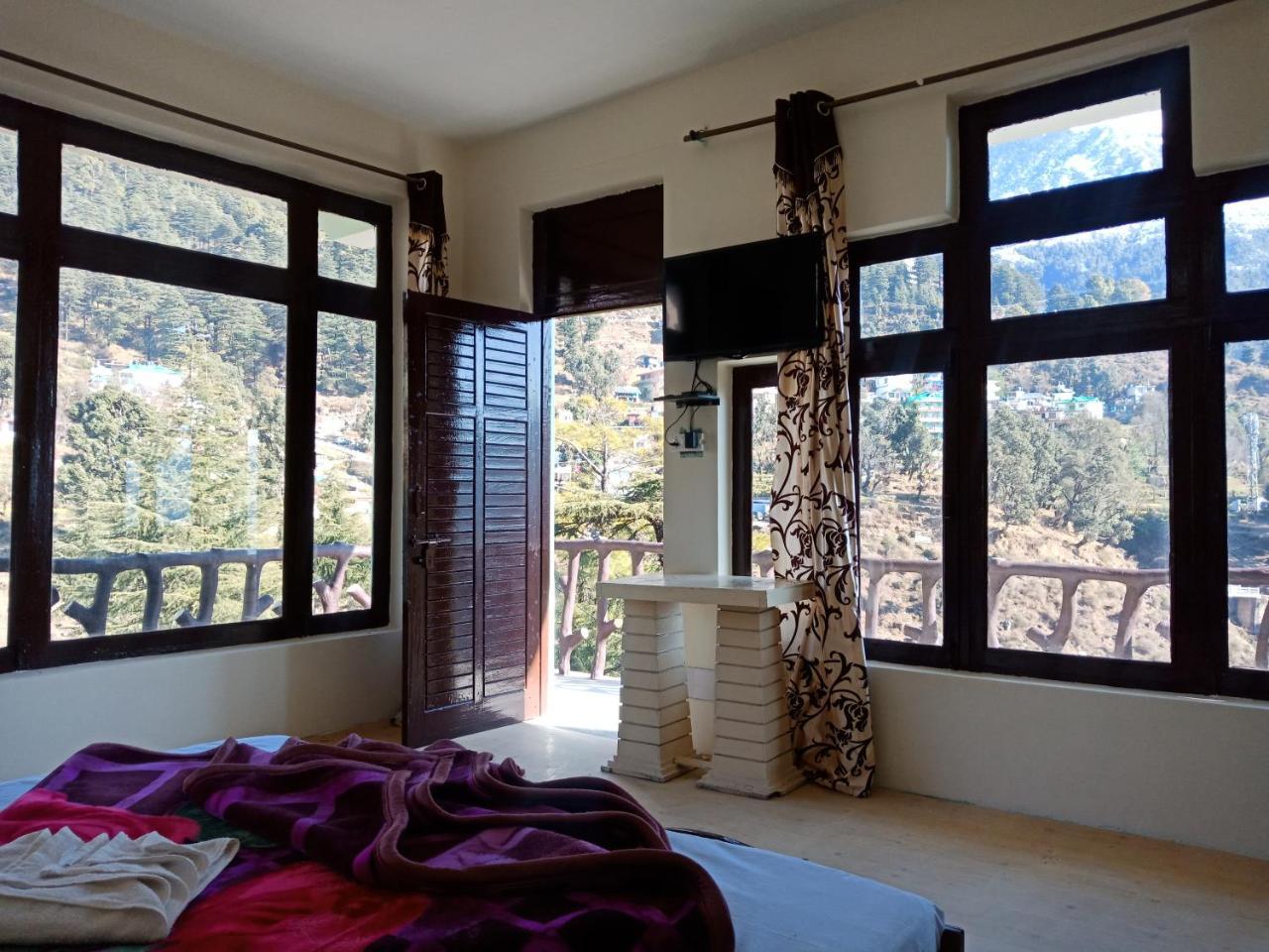 Hotel Pine Spring 다람샬라 외부 사진