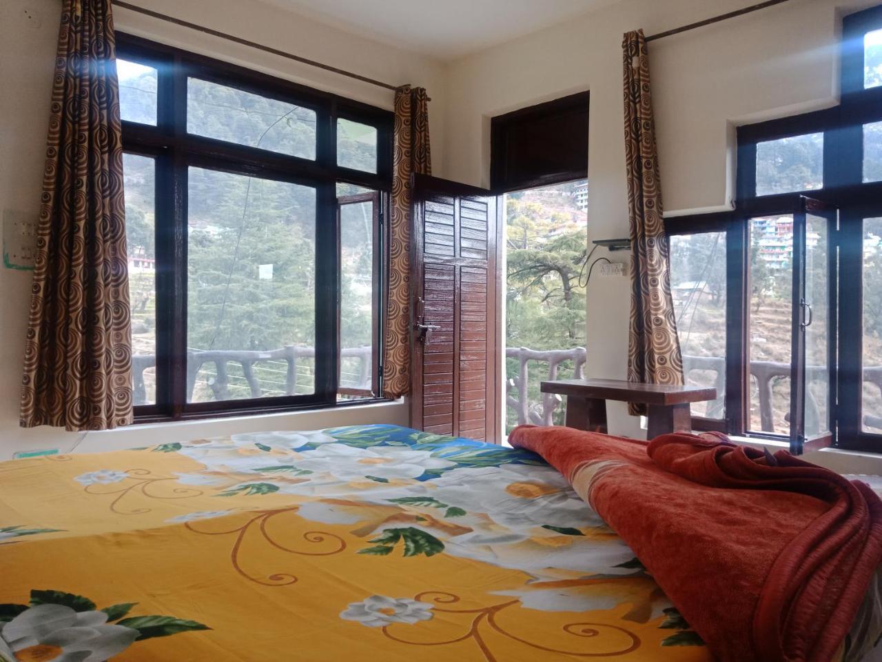 Hotel Pine Spring 다람샬라 외부 사진