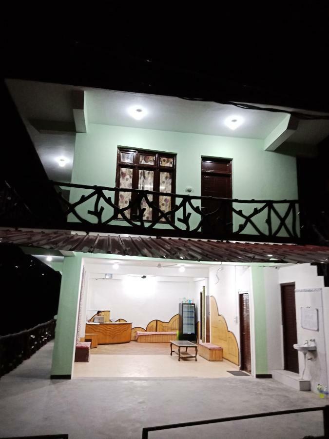 Hotel Pine Spring 다람샬라 외부 사진