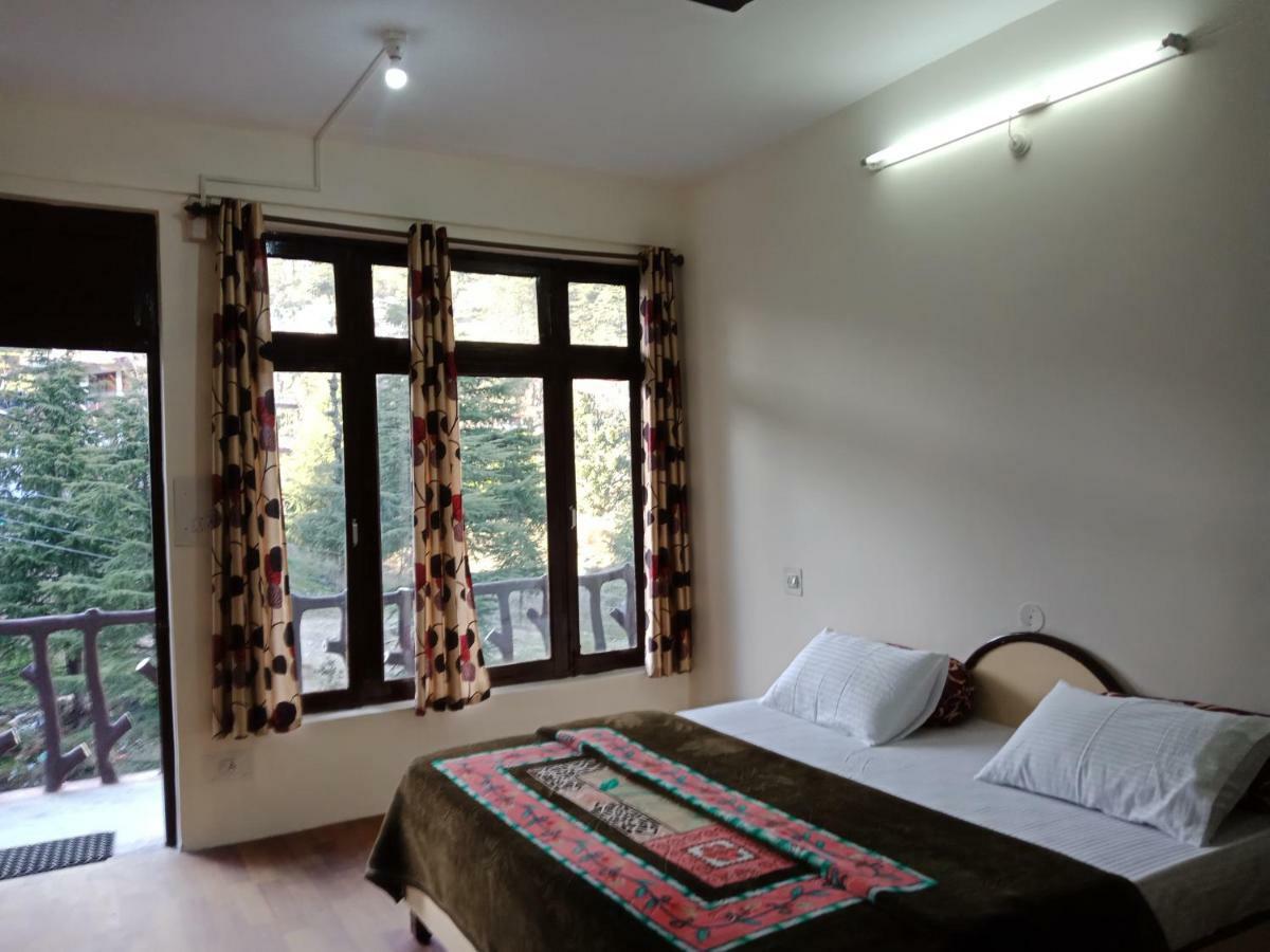 Hotel Pine Spring 다람샬라 외부 사진