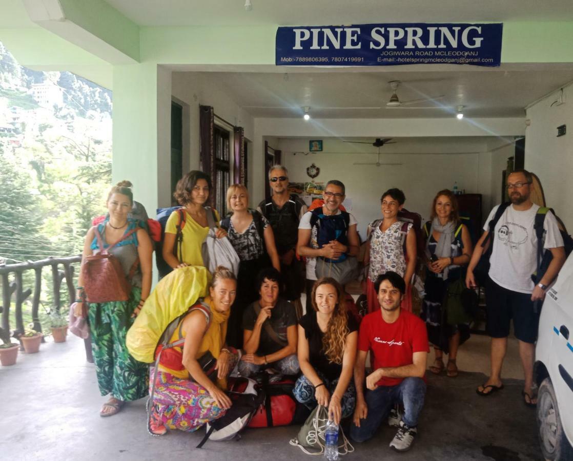 Hotel Pine Spring 다람샬라 외부 사진